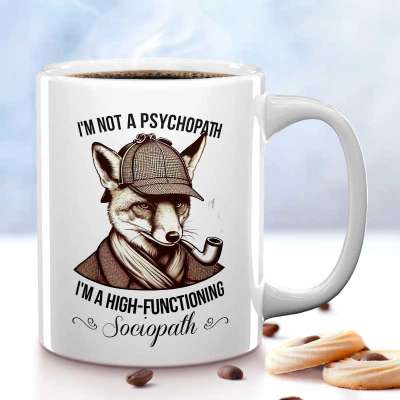Cana personalizata cu citatul „I'm not a psychopath, I'm a high-functioning sociopath” din Sherlock Holmes, perfecta pentru fanii serialului.