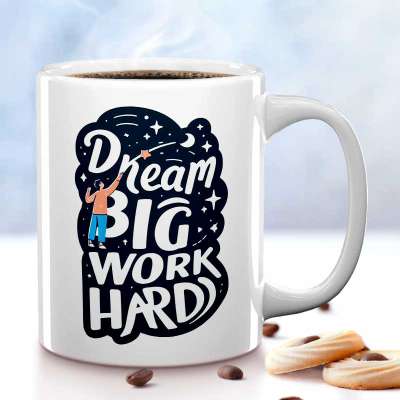 Cana personalizata "Dream Big, Work Hard" cu un design motivational.